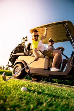 Golf oynarken erkekler