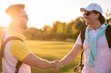 Golf oynarken erkekler