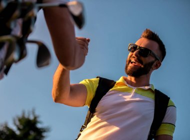 Golf oynarken erkekler