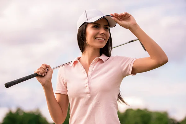 Mujer jugando al golf — Foto de Stock