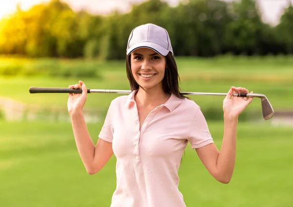 Mujer jugando al golf — Foto de Stock