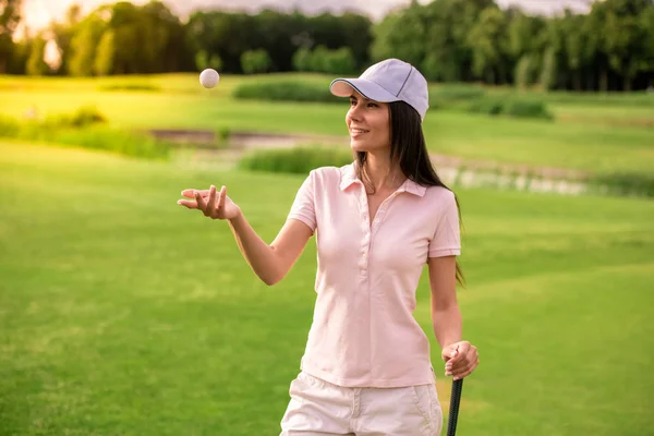 Mujer jugando al golf —  Fotos de Stock