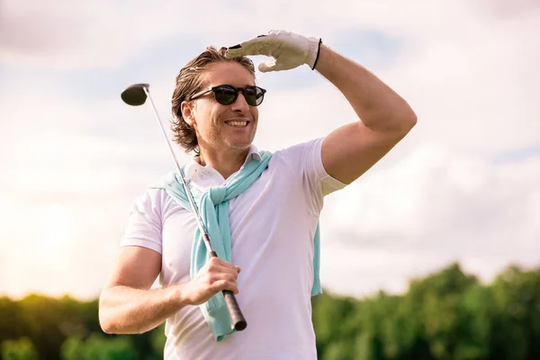 Hombre jugando al golf — Foto de Stock