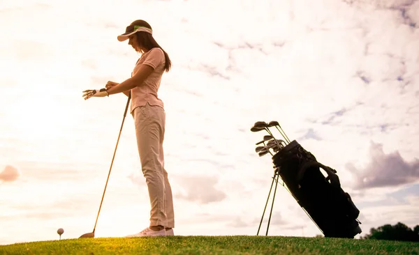 Femme jouant au golf — Photo