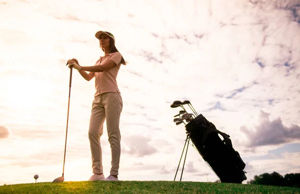 Žena hrát golf — Stock fotografie