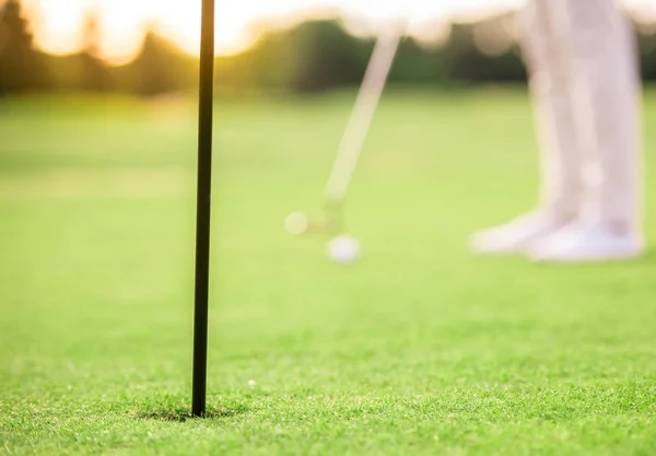 Pessoas que jogam golfe — Fotografia de Stock