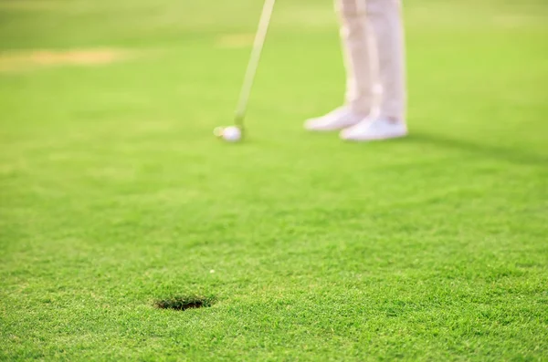 Mensen spelen golf — Stockfoto