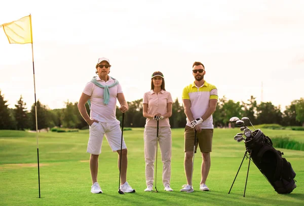 Gente jugando golf — Foto de Stock