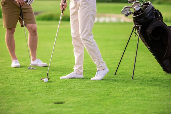 Ember játszik golf — Stock Fotó