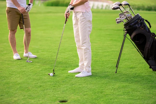 Gente jugando golf — Foto de Stock