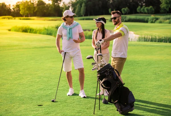 Pessoas que jogam golfe — Fotografia de Stock