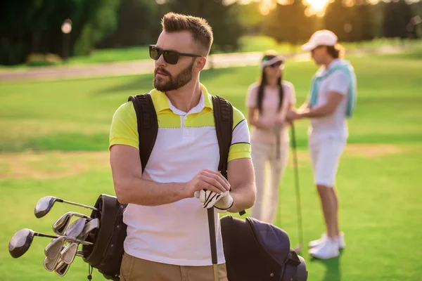 Gente jugando golf — Foto de Stock