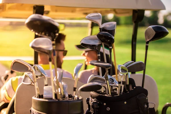 Pareja jugando al golf — Foto de Stock