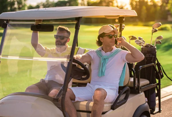 Hombres jugando al golf — Foto de Stock