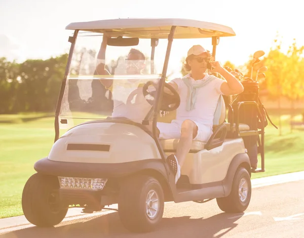 Män spelar golf — Stockfoto