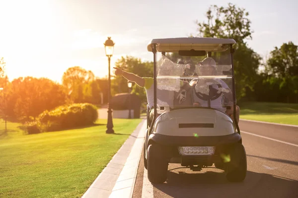 Golf oynarken erkekler