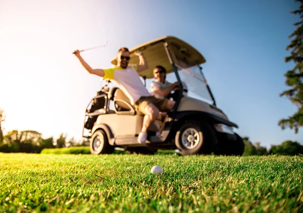 Män spelar golf — Stockfoto