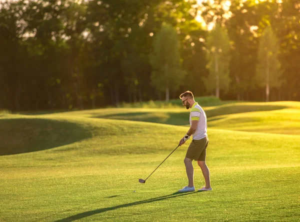 Chico jugando golf — Foto de Stock