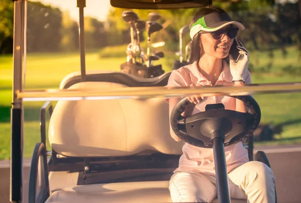 Mujer jugando al golf — Foto de Stock