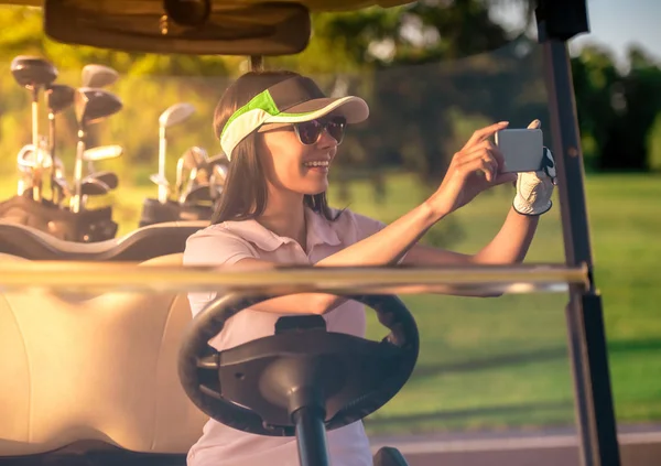 Mujer jugando al golf — Foto de Stock