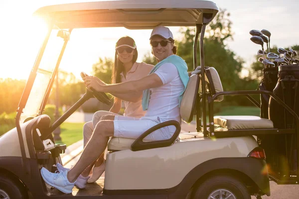 ゴルフのカップル — ストック写真