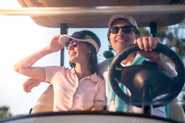 Casal jogando golfe — Fotografia de Stock