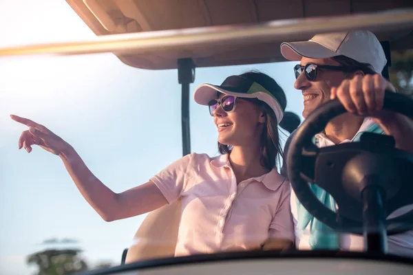 Pareja jugando al golf —  Fotos de Stock