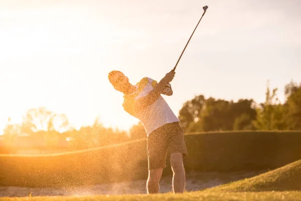 Chico jugando golf — Foto de Stock
