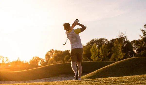 Facet gra w golfa — Zdjęcie stockowe
