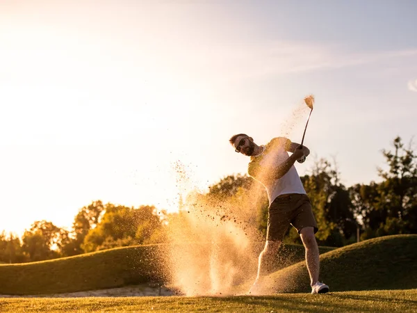 Chico jugando golf — Foto de Stock