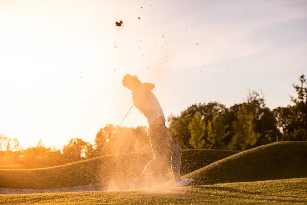 Guy játék a golf — Stock Fotó