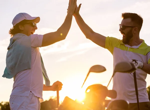 Hombres jugando al golf — Foto de Stock