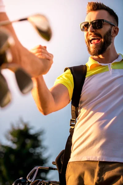 Homens jogando golfe — Fotografia de Stock