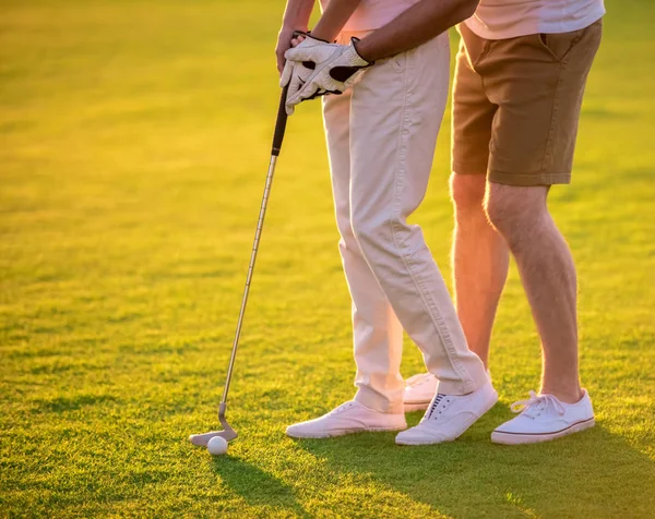 Casal jogando golfe — Fotografia de Stock