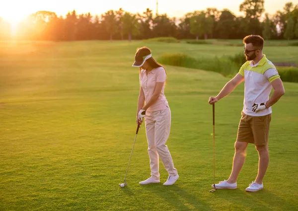 Casal jogando golfe — Fotografia de Stock