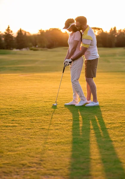 Casal jogando golfe — Fotografia de Stock