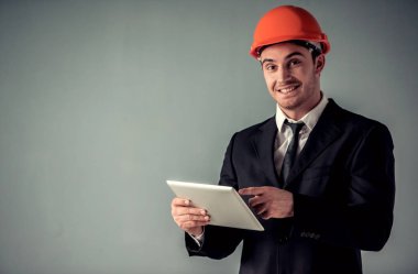 yakışıklı genç mimar