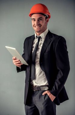 yakışıklı genç mimar