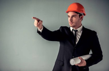 yakışıklı genç mimar