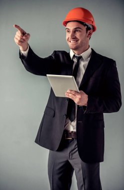 yakışıklı genç mimar