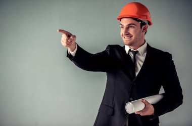 yakışıklı genç mimar