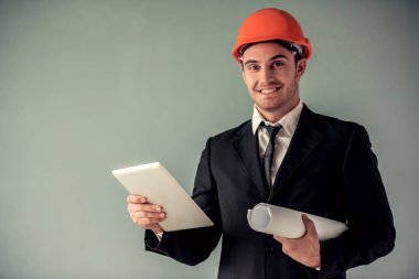 yakışıklı genç mimar