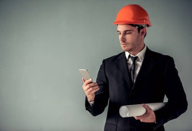 yakışıklı genç mimar