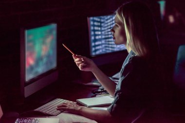 Gece çalışan kadın.