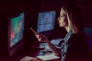 Gece çalışan kadın.