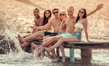 Denizin üzerinde arkadaşlar