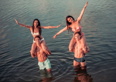 Denizin üzerinde arkadaşlar