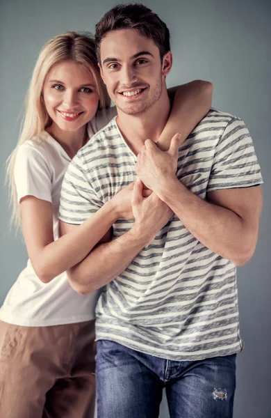 Hermosa pareja joven — Foto de Stock