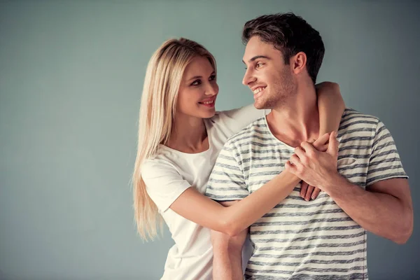 Bonito jovem casal — Fotografia de Stock