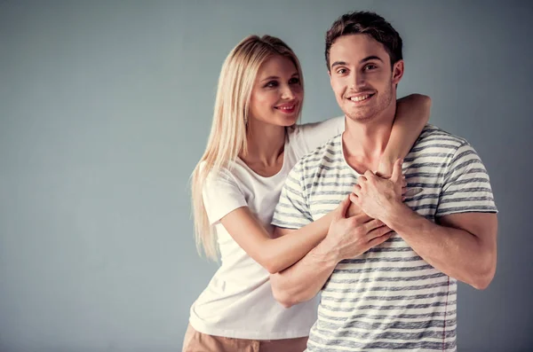 Bonito jovem casal — Fotografia de Stock